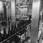 Les bouteilles vides sur la chaine de tirage