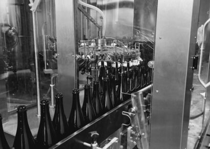 Les bouteilles vides sur la chaine de tirage