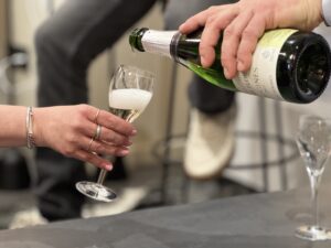 Cuvée Origines en train d'être servie